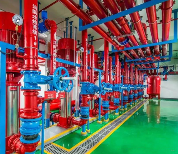 溝槽管件在消防管道工程中進(jìn)行施工作業(yè)